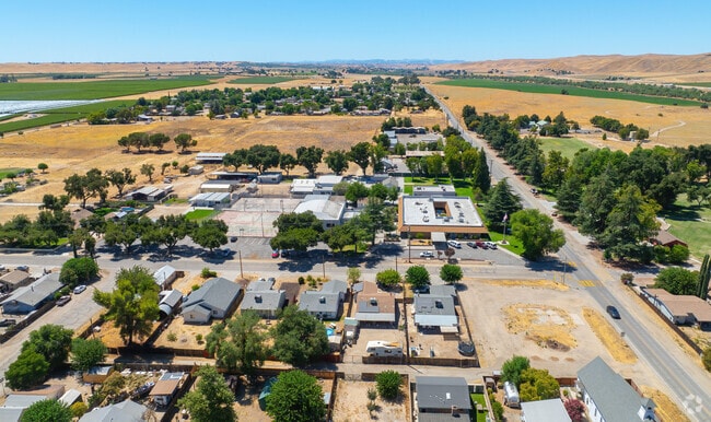 Shandon High School in Shandon Paso Roblles, Ca sits on the edge of town.