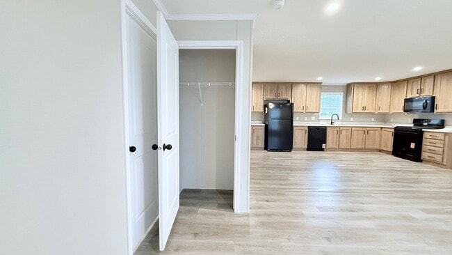 29647 Erie Ct, New Baltimore, MI 48051 - photo 4