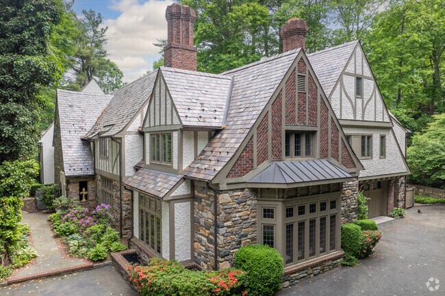 Smaller homes in Murray Hill Middle Heathcote are secluded and offer peaceful settings.