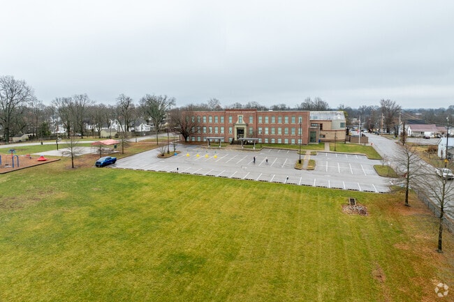 The student population of Nicholasville Elementary School is 448 and the school serves 1-5.