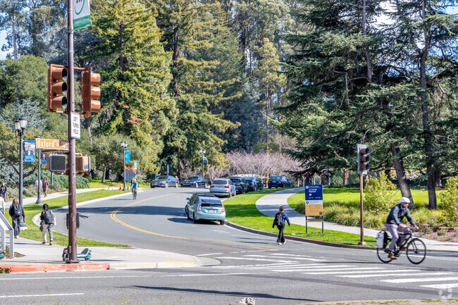 The University of California Berkeley has a total undergraduate enrollment of 33,405 and its setting is city, and the campus size is 1,232 acres.