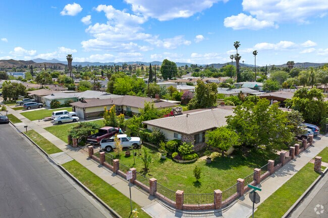 There are many different styles of homes in Arlanza.