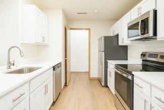 2892 Mickelson Pkwy, Fitchburg, WI 53711