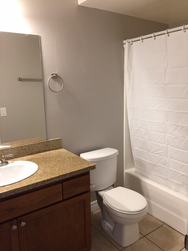 8735 Variel Ave unit 104, Canoga Park, CA 91304 - photo 3