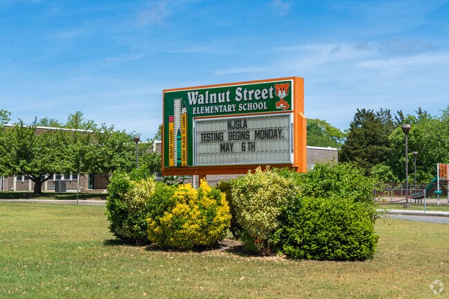 Walnut Street Elementary School
is a public school in Toms River.