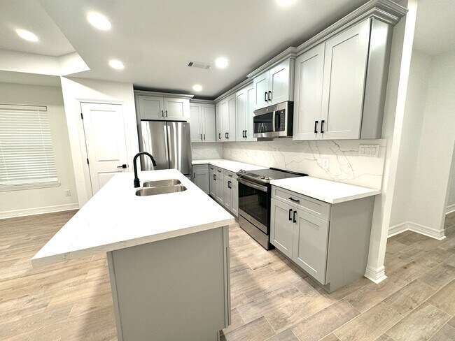 520 S 28th St unit B, Nederland, TX 77627 - photo 4