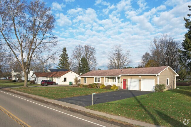 Beautiful homes on well manicured street describes the Sardina community