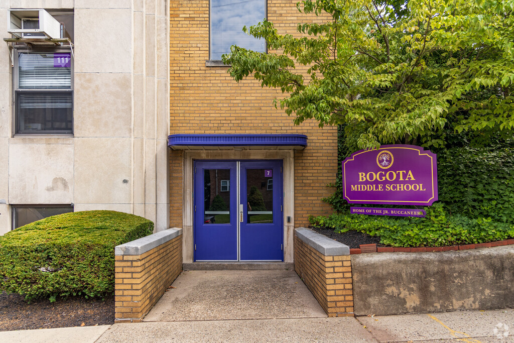 According to niche.com, Bogota Middle School has a 15:1 student-teacher ratio.