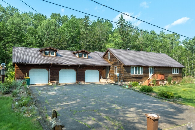 You can find rustic ranch style homes in the Fond Du Lac neighborhood.