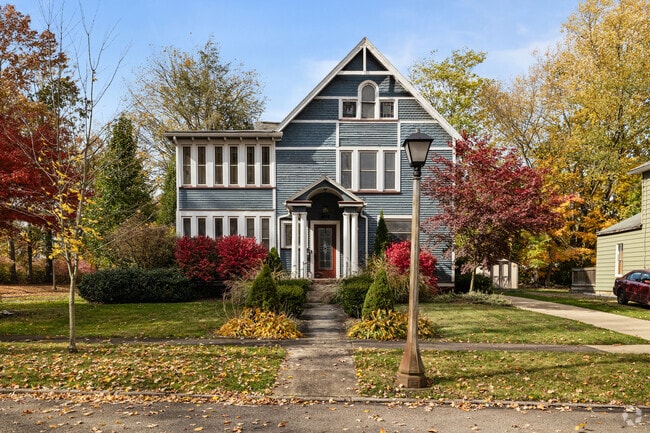 Old Victorian homes are historic finds to the Niles, OH region.