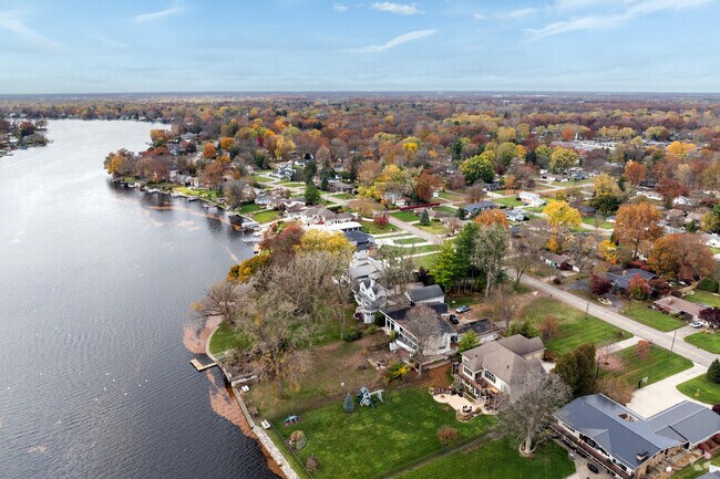 Rivercreek has close proximity to downtown Elkhart and the wonderful views of the river.