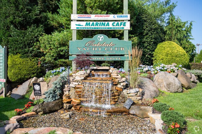 Hang out at the Oakdale Yacht Club, go for a dip in the pool or have a drink at the bar.