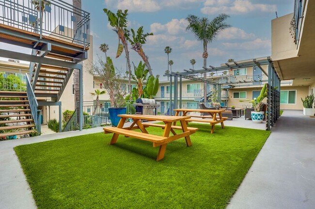 Apartment Complex Near SoFi Stadium with Pool, BBQ Area, Gym and Parking., Inglewood, CA 90301 - photo 4