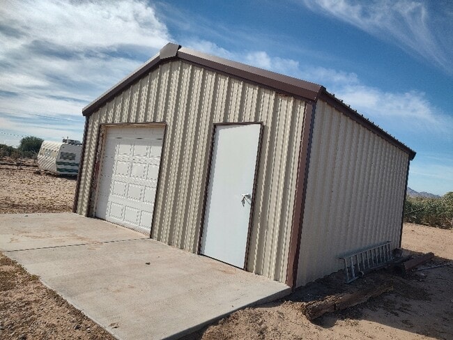 20041 S Neighbours Blvd, Blythe, CA 92225 - photo 2