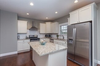 54 Cobblestone Ln, Le Claire, IA 52753