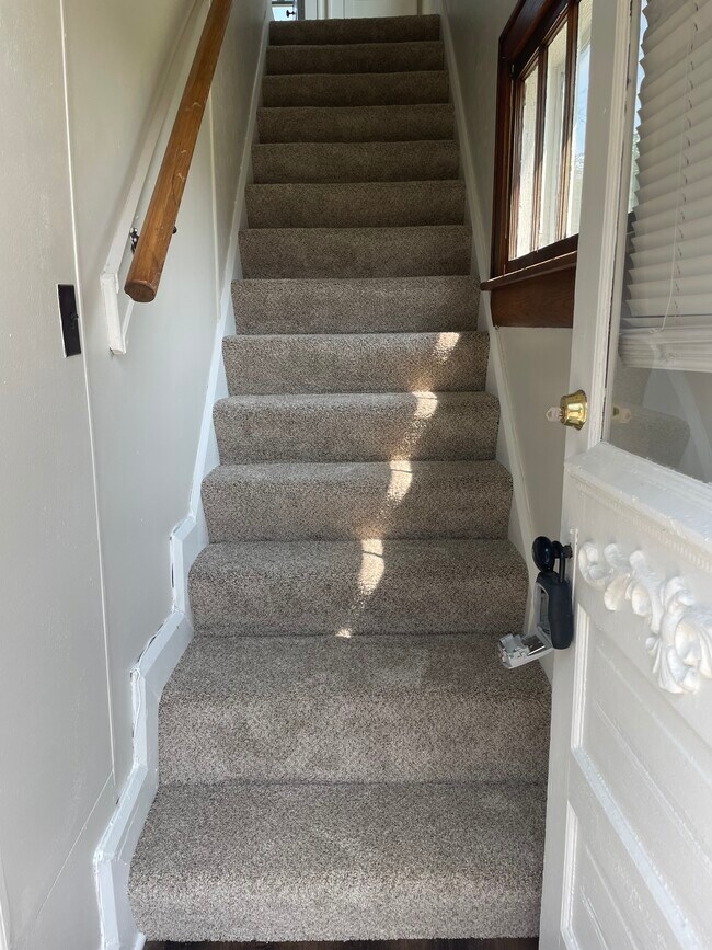 556 1/2 Maple St, Mansfield, OH 44906 - photo 2