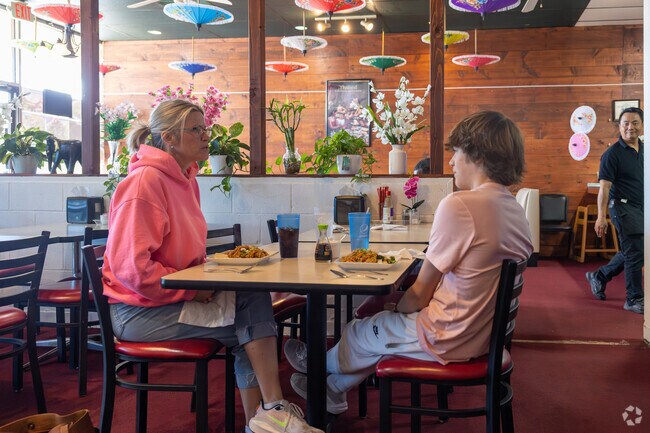 Lisu Thai Kitchen anchors dining at the Mini Mall Outlet on East 31st.