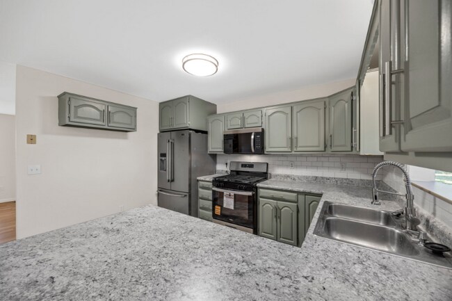 1755 Fountainbleu Dr, Worden, IL 62097 - photo 4