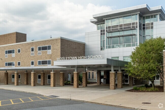 Middletown High School is an above average, public school located in Middletown, NY. It has 2,523 students in grades 9-12 with a student-teacher ratio of 13 to 1.
