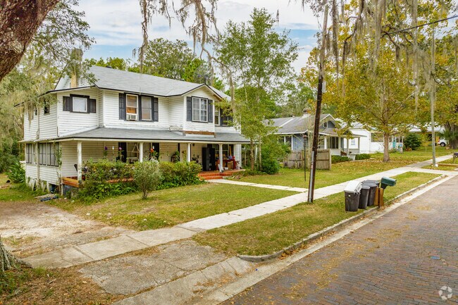 Residents are updating their older homes to add to the charm of Brooksville.