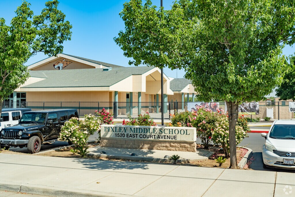 Front sign outside the entrance to Pixley Middle School in Pixley.