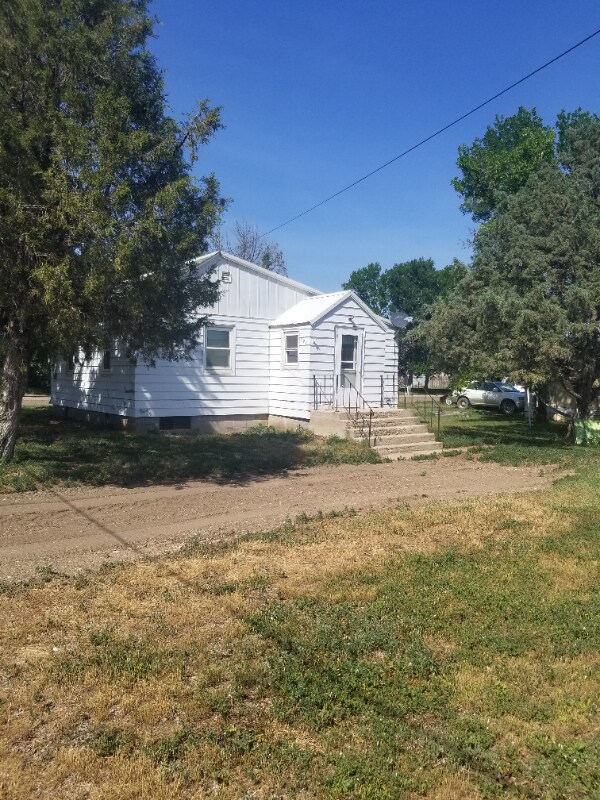 622 3rd Ave E, Culbertson, MT 59218 - photo 1
