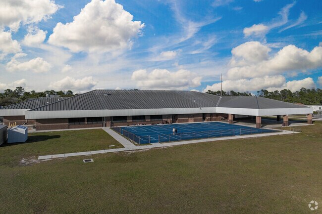 Toledo Blade Elementary School has a student-teacher ratio of 15 to 1.