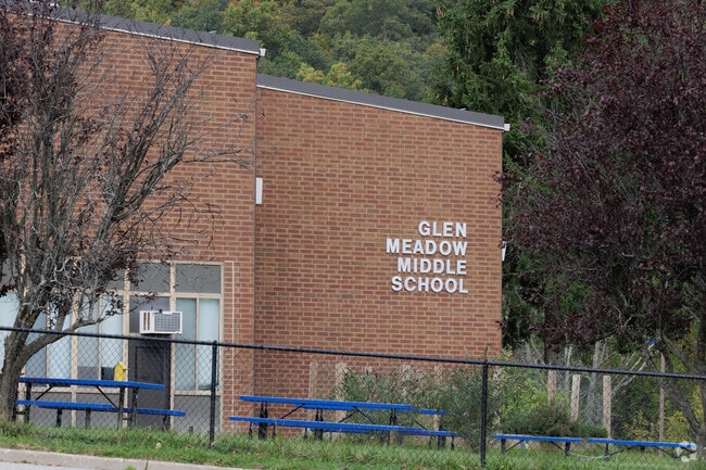 Glen Meadow Middle School in Vernon, NJ has 628 students in grades 6-8.