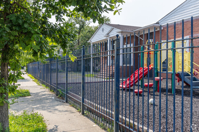 Staten Island Hebrew Academy has a student to teacher ratio of 8:1:1.