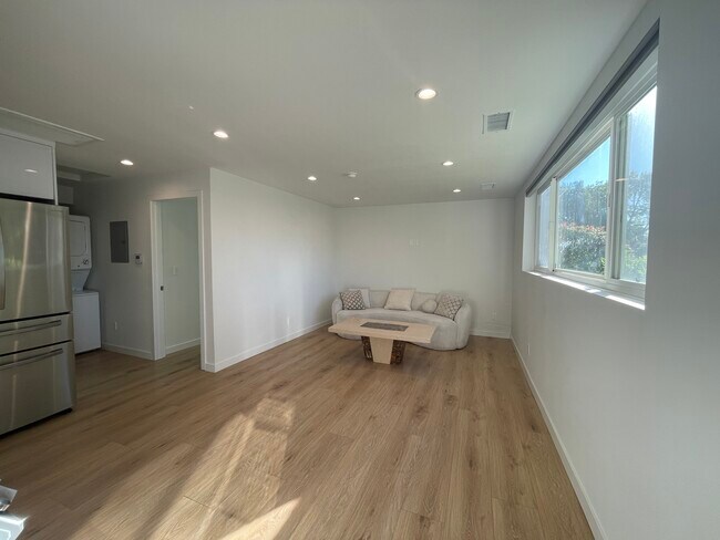 22261 Haynes St, Los Angeles, CA 91303 - photo 2