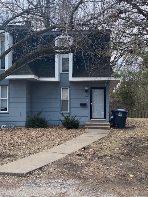 302 30th Avenue Ct, Moline, IL 61265