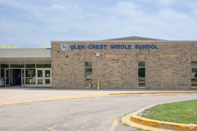 Glen Crest Middle School building in Glen Ellyn.