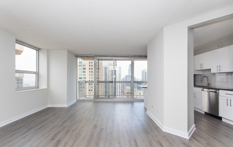 526 N Dearborn Pkwy, Chicago, IL 60610 - photo 1