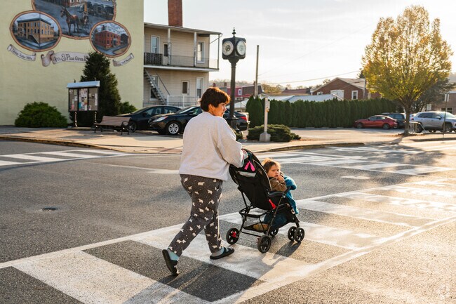A snapshot of daily life in downtown Hamburg.