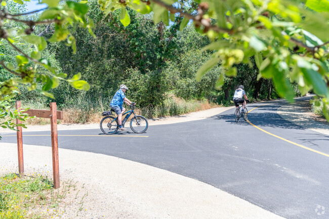 The American River Parkway in Sun River has a biking path.
