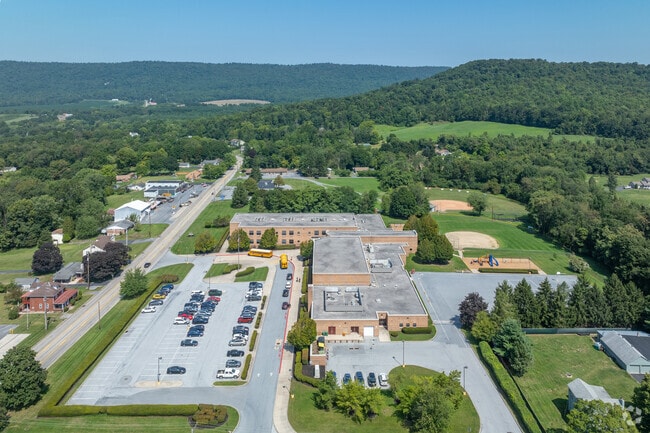 Middle Paxton Elementary School has a student-teacher ratio of 15 to 1.