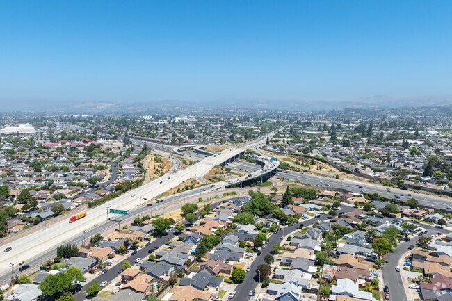 The nearby freeways allows Southgate residents to commute to various part of the Bay Area.