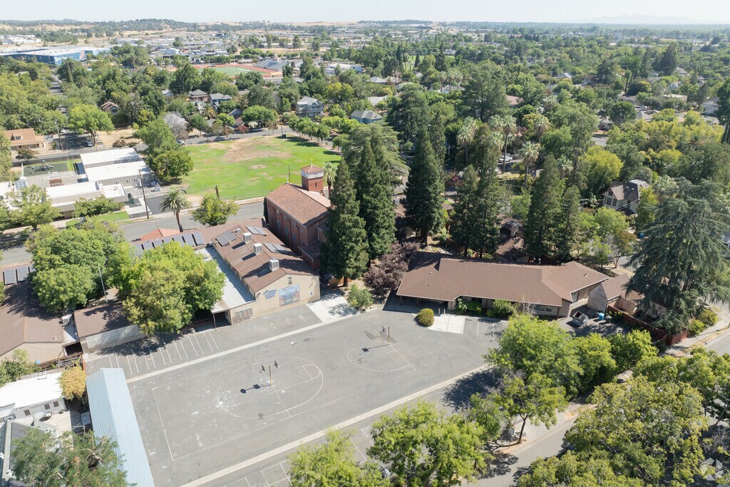 St. Thomas School has 10 classroom teachers.