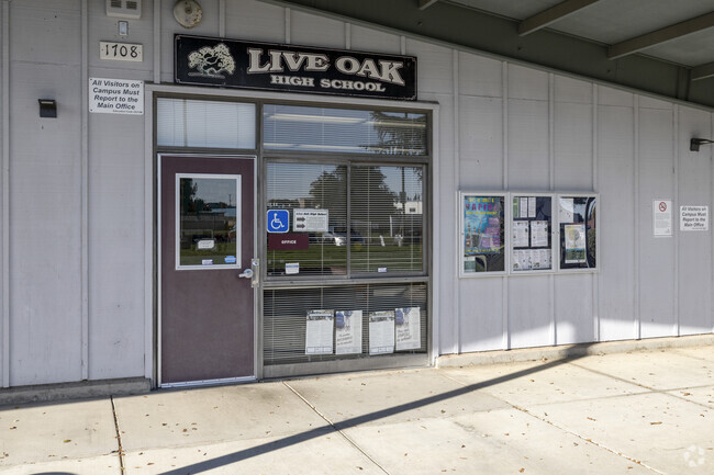 Video clips and photos of the front exterior.