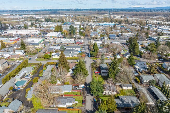 Parkrose offers its residents a suburban environment with easy access to downtown Portland.