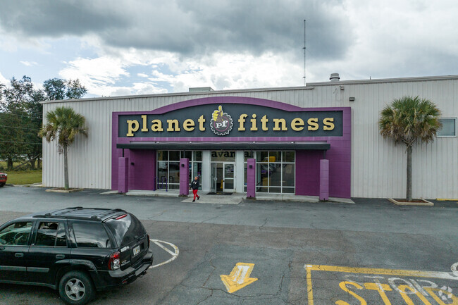 A Planet Fitness is conveniently placed in Tremont Park.