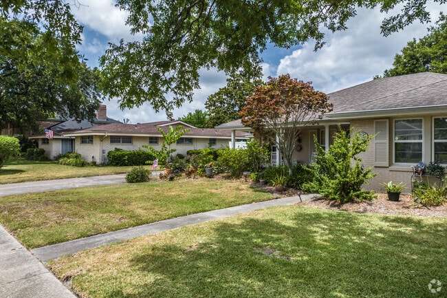 Well-kept lawns are common among Lake Terrace-Oaks residences.