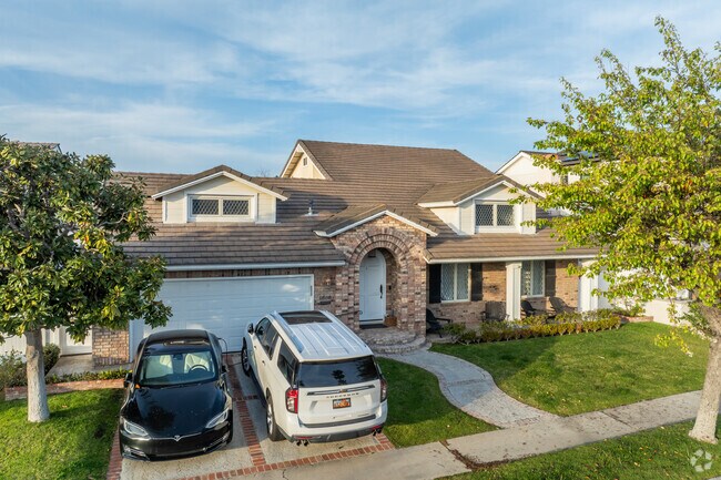 There are some mid-century homes in Harbor View Homes that sell for lower prices than their larger or updated counterparts.