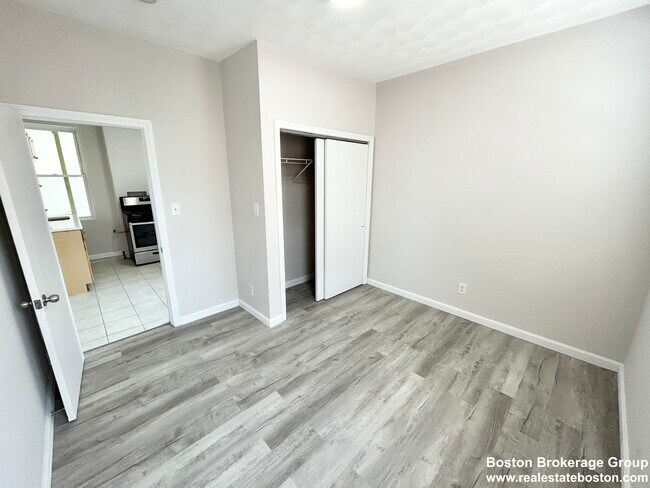 165 Grove St unit 6, Chestnut Hill, MA 02467 - photo 3