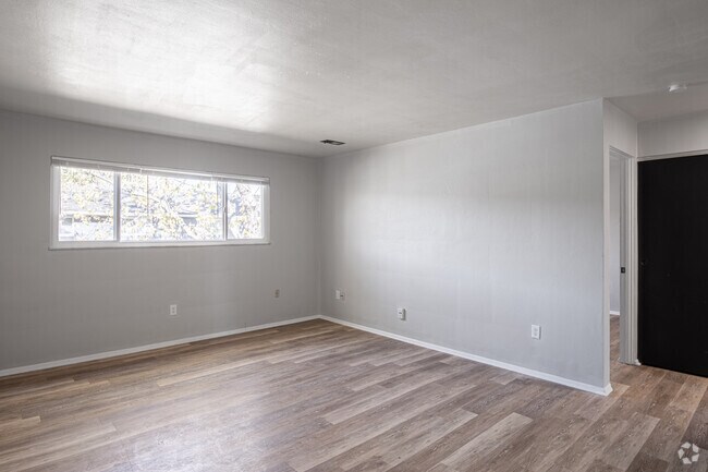 2BR, 2BA - 900SF