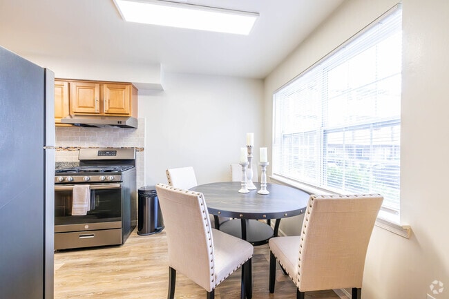1BR, 1BA - 895SF - Dining Room