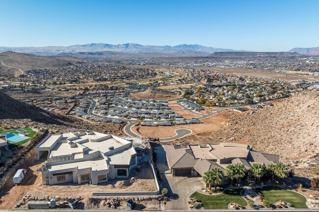 Stone Cliff’s upscale lifestyle and awe-inspiring views make it a luxurious place to live.
