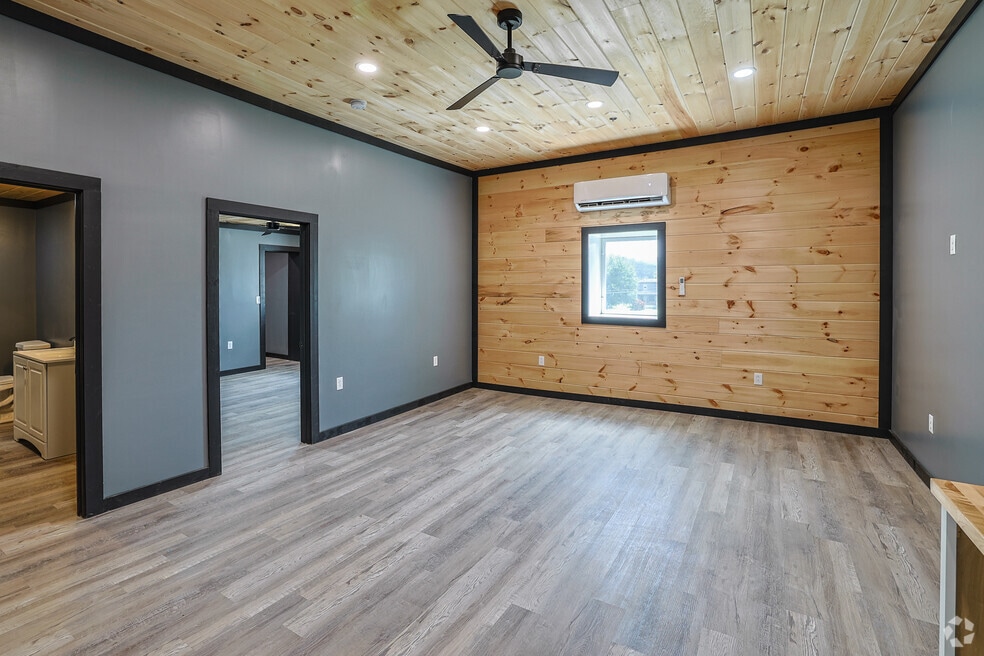 1BR, 1BA - 700SF - Living Room / Kitchen