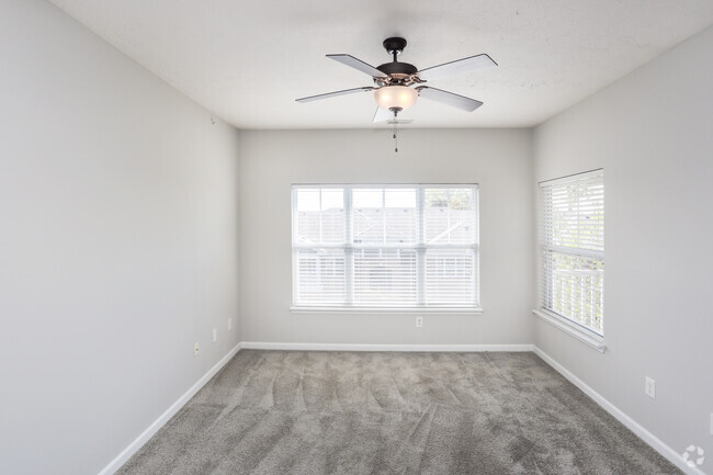 1BR, 1BA - 914 SF - Living Room