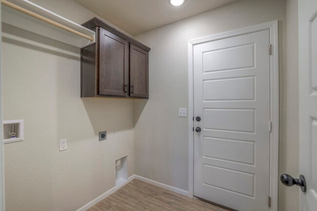 8520 Pickering St, Lenexa, KS 66227 - photo 4